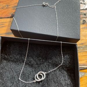 10KT white gold interlocking circles necklace